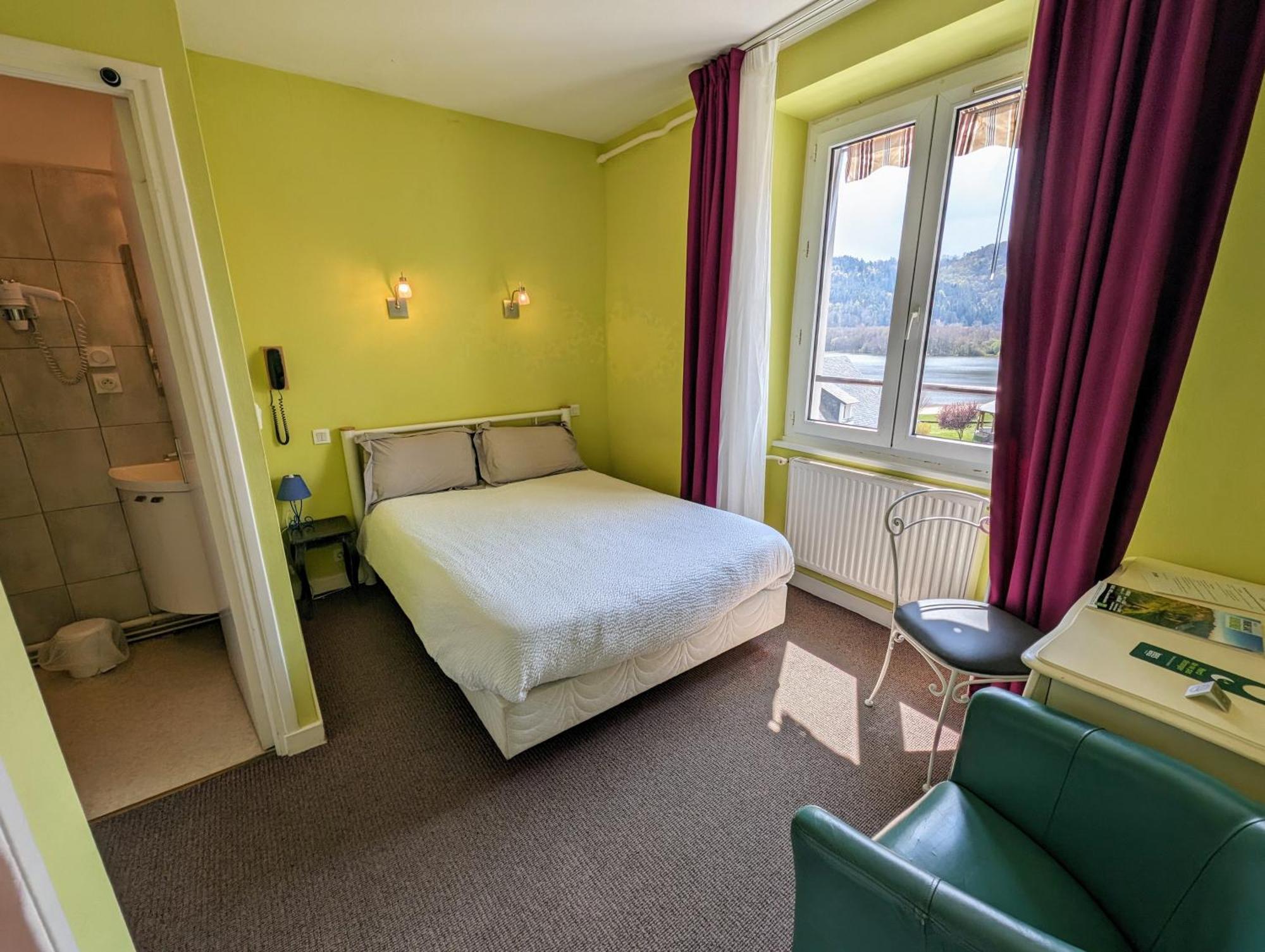 Logis Hotel Le Beau Site Chambon-sur-Lac Dış mekan fotoğraf