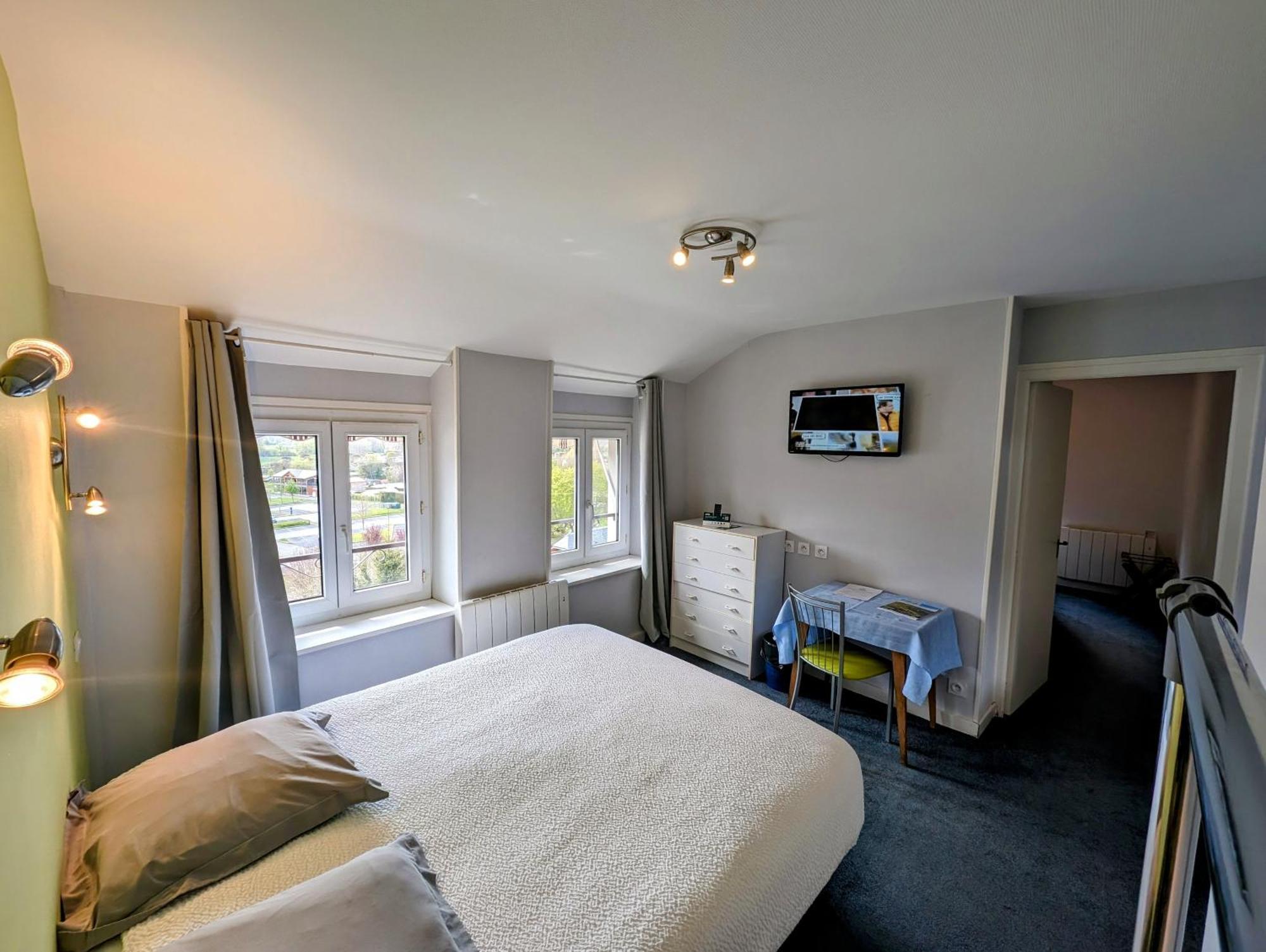 Logis Hotel Le Beau Site Chambon-sur-Lac Dış mekan fotoğraf